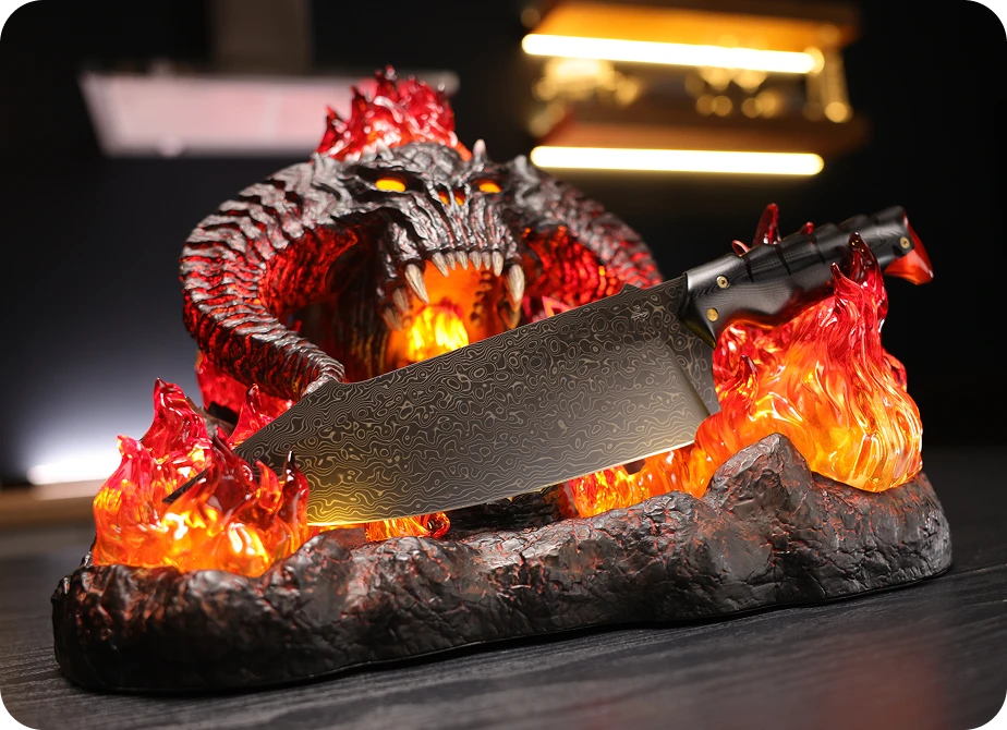 <h4>Cradled, not clamped.</h4><p>Concealed magnets hold the knife firmly between the stand’s flame elements, at its perfect angle.</p>